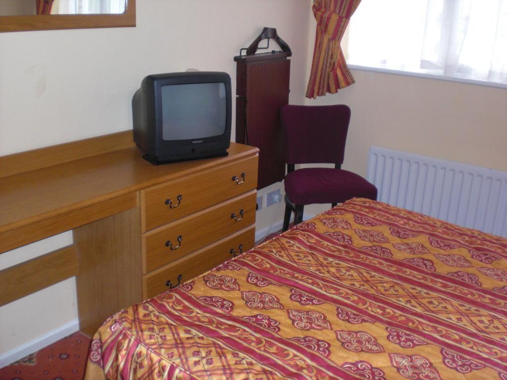 Lakeside Continental Hotel Camberley Esterno foto