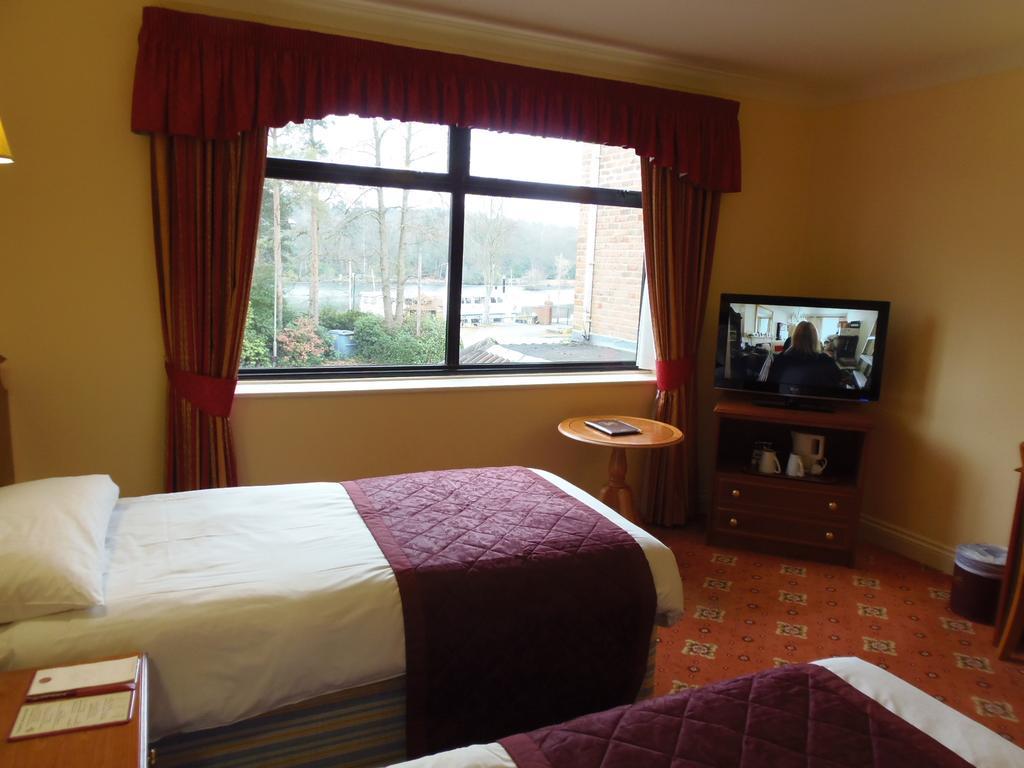 Lakeside Continental Hotel Camberley Esterno foto