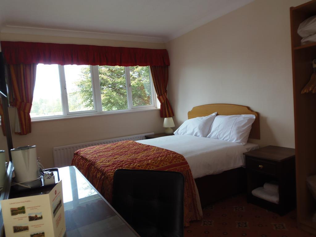 Lakeside Continental Hotel Camberley Esterno foto