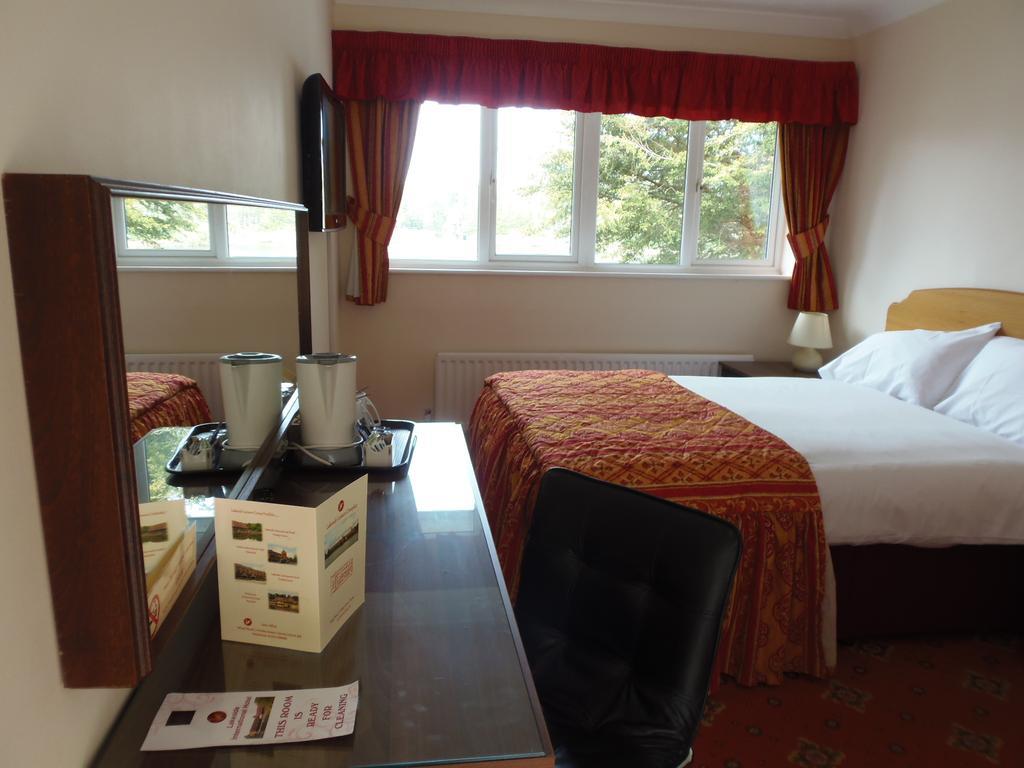 Lakeside Continental Hotel Camberley Esterno foto