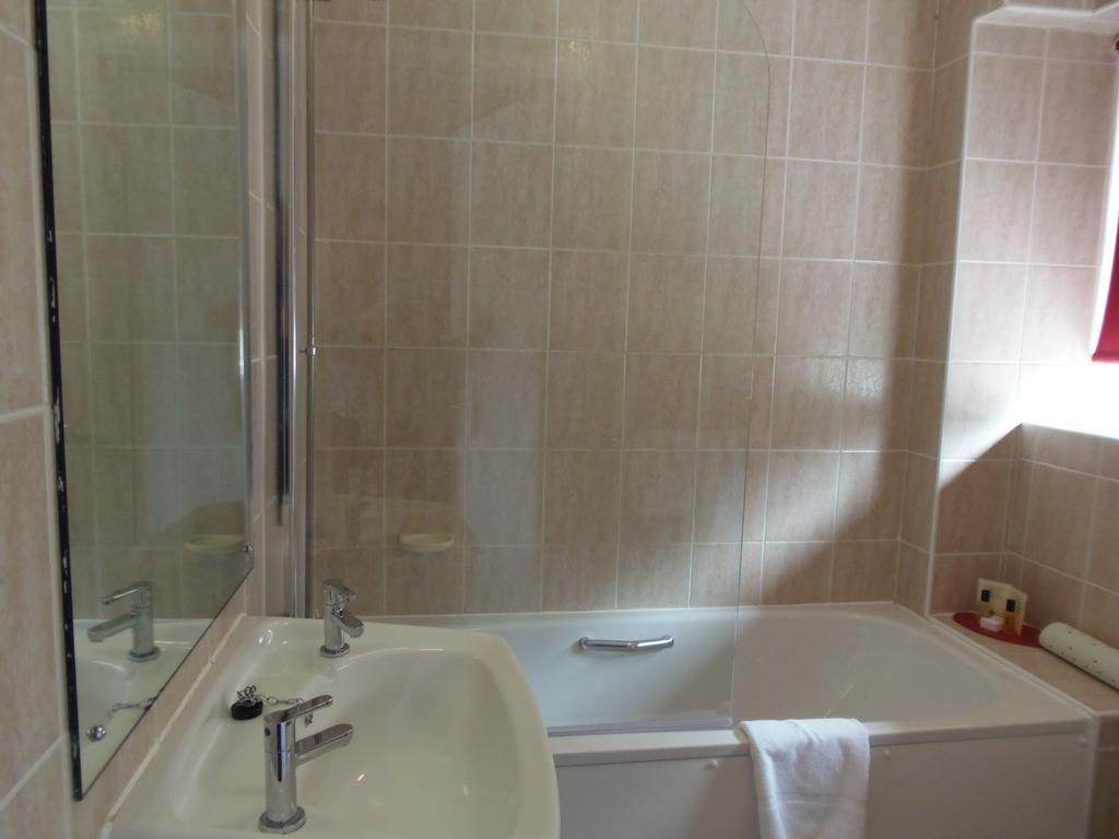 Lakeside Continental Hotel Camberley Esterno foto