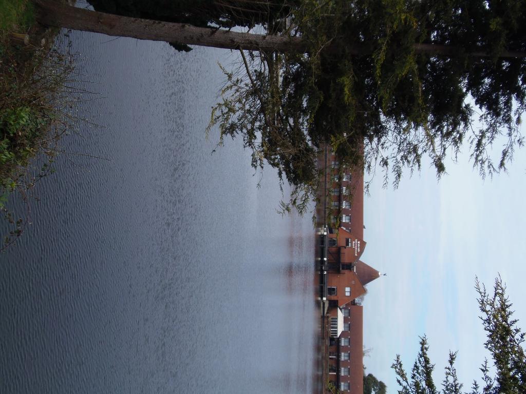 Lakeside Continental Hotel Camberley Esterno foto