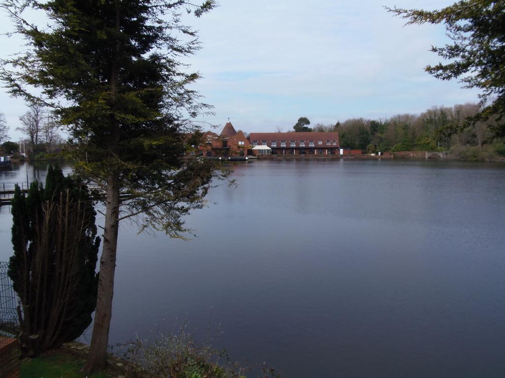 Lakeside Continental Hotel Camberley Esterno foto