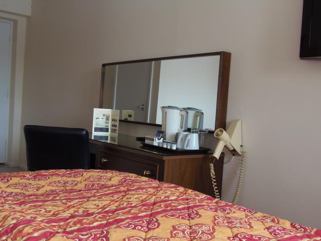 Lakeside Continental Hotel Camberley Esterno foto