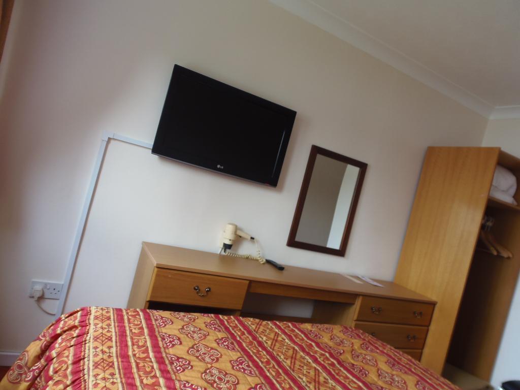 Lakeside Continental Hotel Camberley Esterno foto