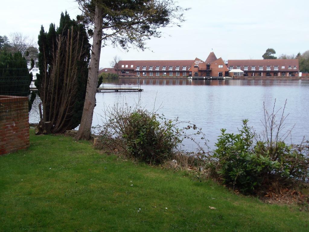 Lakeside Continental Hotel Camberley Esterno foto
