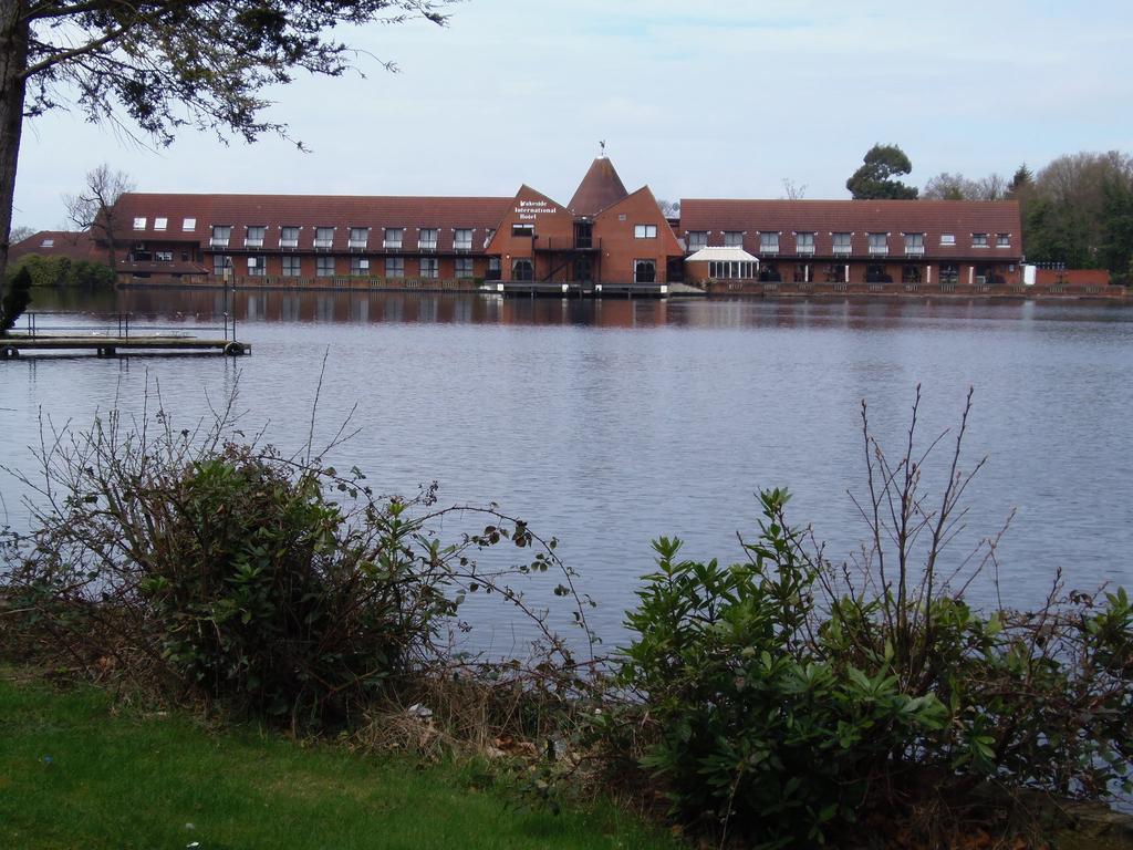Lakeside Continental Hotel Camberley Esterno foto