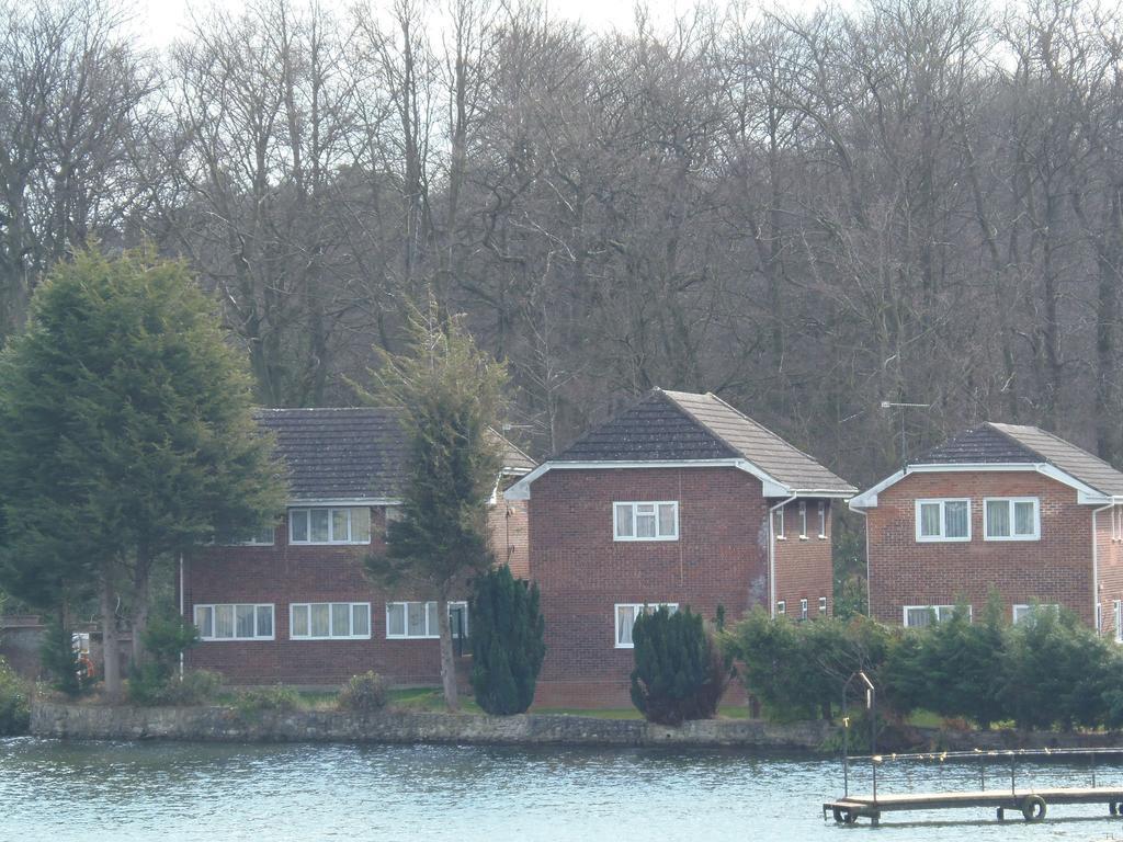 Lakeside Continental Hotel Camberley Esterno foto