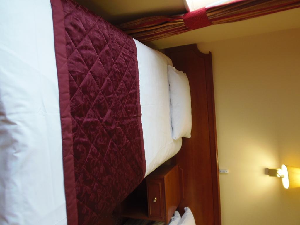 Lakeside Continental Hotel Camberley Esterno foto