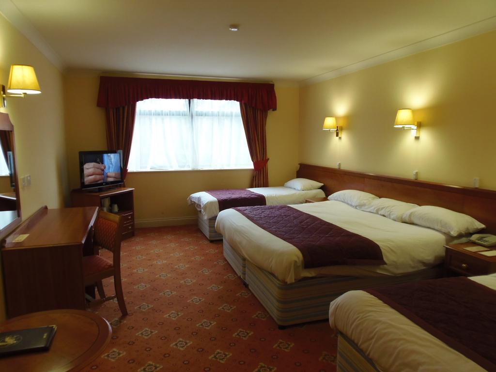 Lakeside Continental Hotel Camberley Esterno foto