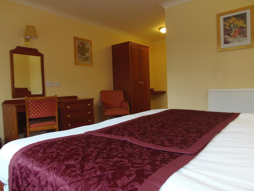 Lakeside Continental Hotel Camberley Esterno foto