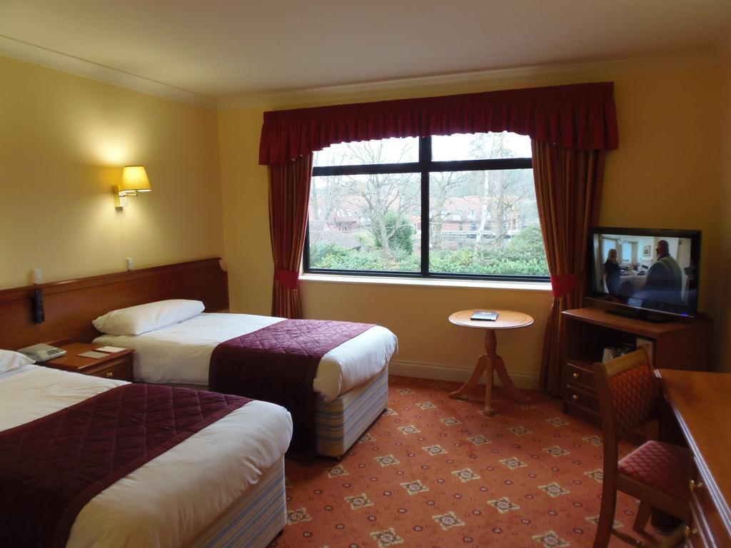 Lakeside Continental Hotel Camberley Esterno foto